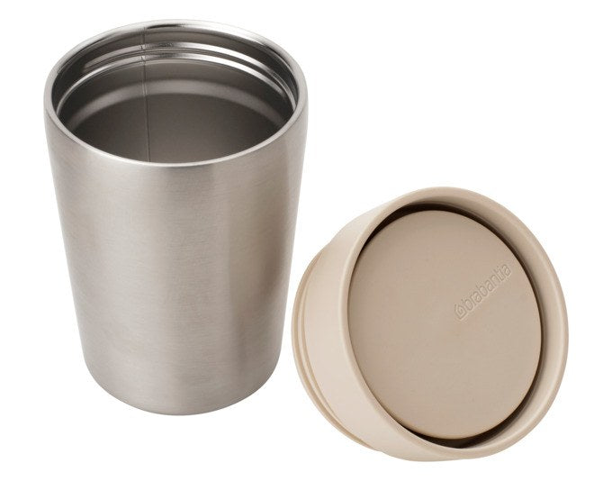Isolierbecher BRABANTIA Make & Take in soft beige aus Edelstahl, zylindrische Form mit Gürtelclip und kleiner Trinköffnung, 0.2 l Fassungsvermögen.