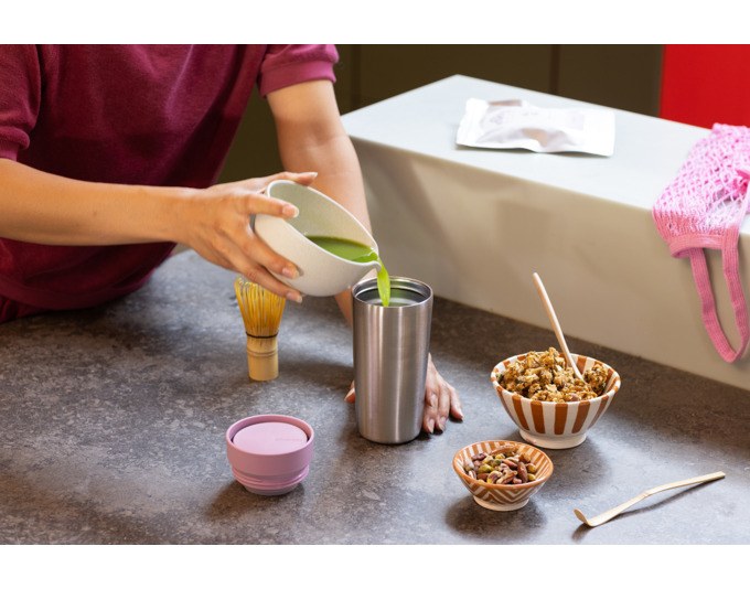 Isolierflasche BRABANTIA Make & Take aus Edelstahl in der Farbe Lilac Pink, zylindrische Form mit Gürtelclip und Trinköffnung.