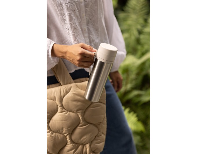 Isolierflasche aus Edelstahl in Soft Beige mit weissem Verschluss und Gürtelclip, schlanke zylindrische Form, 0.5 Liter Fassungsvermögen.