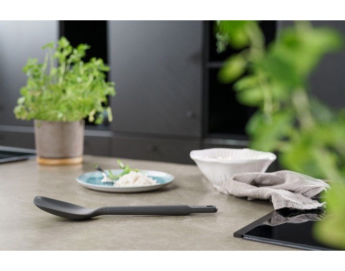 ZYLISS Löffel L Weizenstroh Kunststoff 32x7.5 cm in Grau präsentiert im Onlineshop von KAQTU Design AG. Kochlöffel ist von ZYLISS