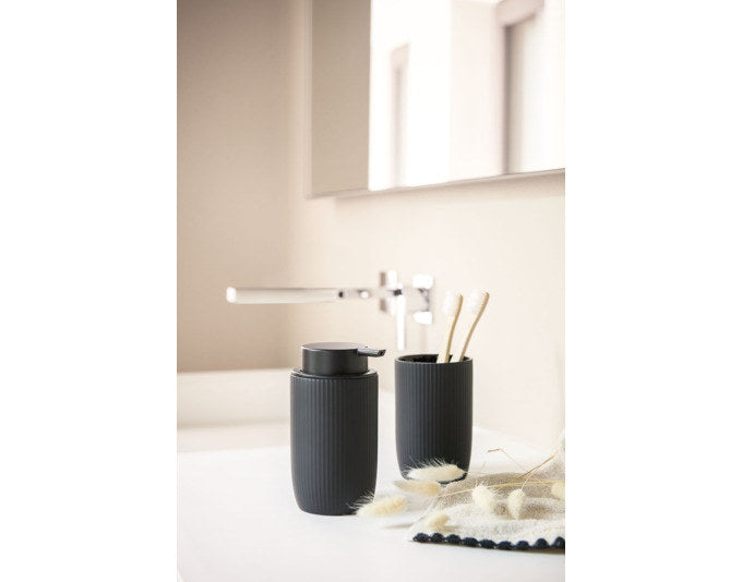 ZELLER Seifenspender Keramik schwarz ø 7.7x14.4 cm in Schwarz präsentiert im Onlineshop von KAQTU Design AG. Seifenspender ist von ZELLER PRESENT