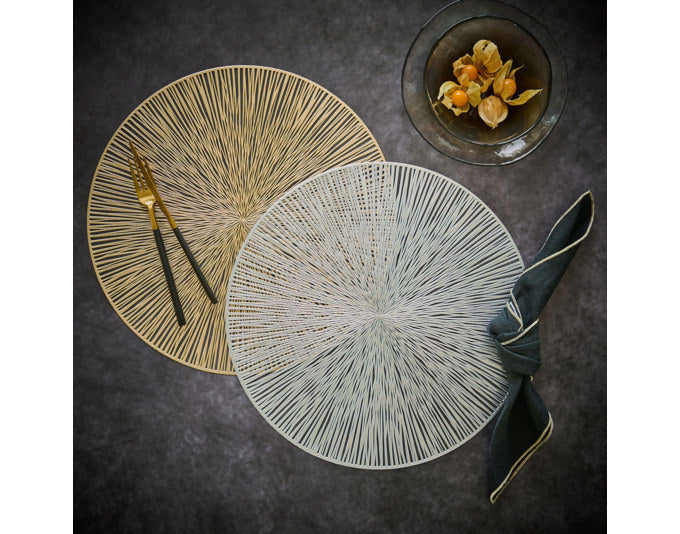 ZELLER Tischset PVC silber ø 38 cm in Silber präsentiert im Onlineshop von KAQTU Design AG. Tischset ist von ZELLER PRESENT