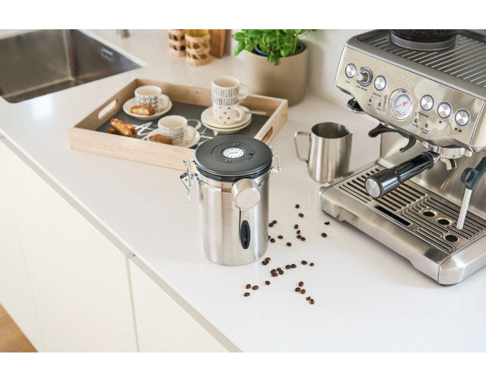 ZELLER Kaffeedose mit Löffel Inox 1800ml ø 12x19 cm in Silber, Schwarz präsentiert im Onlineshop von KAQTU Design AG. Vorratsbehälter ist von ZELLER PRESENT