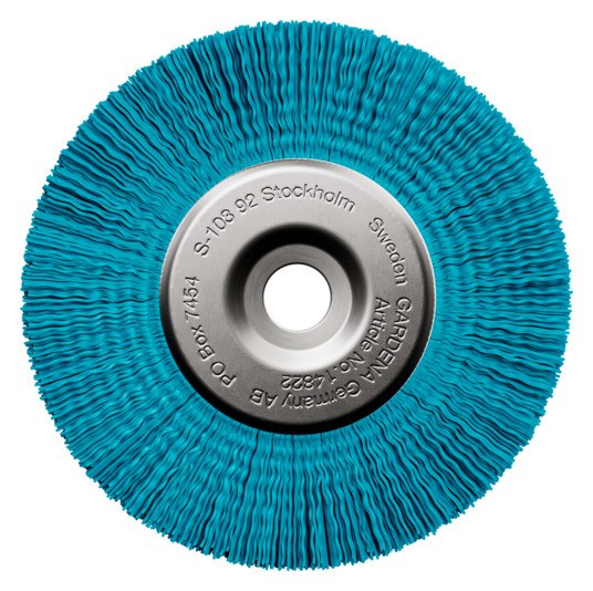Nahaufnahme der GARDENA Fugenbürste Nylon, runde Rotorbürste aus Nylon in Gold und Silber als Zubehör für den Akku-Fugenreiniger