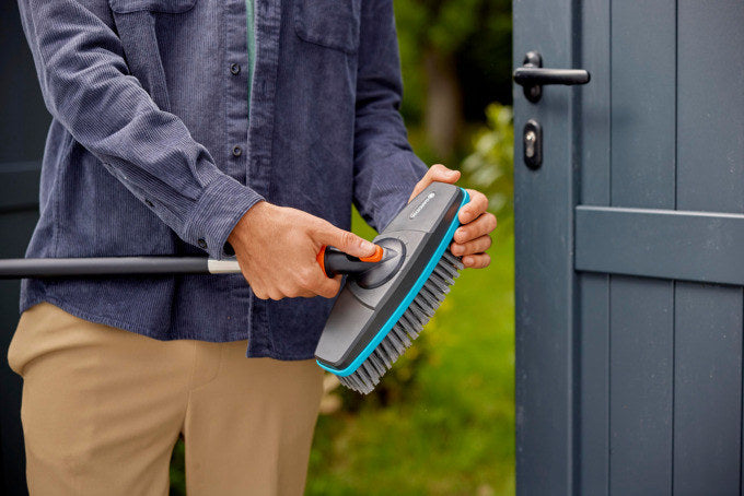 GARDENA Cleansystem Stielbürste soft in Schwarz, Türkis, Blau, Orange präsentiert im Onlineshop von KAQTU Design AG. Bewässerung ist von GARDENA