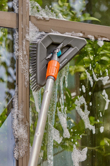 GARDENA Cleansystem Stielbürste soft flex in Schwarz, Türkis, Blau präsentiert im Onlineshop von KAQTU Design AG. Bewässerung ist von GARDENA