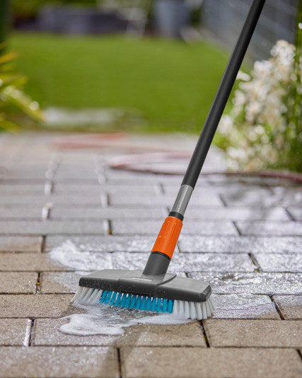 GARDENA Cleansystem Stielbürste hard in Schwarz, Türkis, Blau, Weiss präsentiert im Onlineshop von KAQTU Design AG. Bewässerung ist von GARDENA