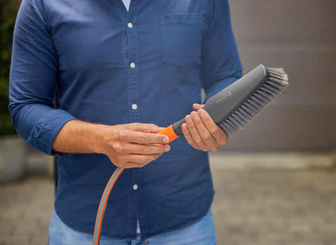 GARDENA Cleansystem Handbürste M soft in Schwarz, Orange präsentiert im Onlineshop von KAQTU Design AG. Bewässerung ist von GARDENA