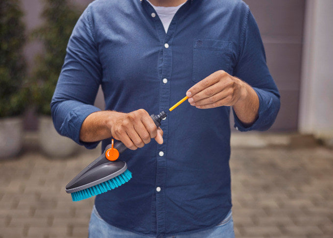 GARDENA Cleansystem Handbürste M hard flex in Schwarz, Türkis, Blau, Orange präsentiert im Onlineshop von KAQTU Design AG. Bewässerung ist von GARDENA