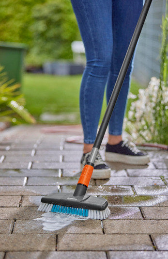 GARDENA Cleansystem Stiel S 90 cm in Schwarz, Orange präsentiert im Onlineshop von KAQTU Design AG. Bewässerung ist von GARDENA