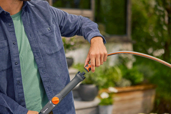 GARDENA Cleansystem Teleskopstiel M-XL 155 - 260 cm in Schwarz, Orange präsentiert im Onlineshop von KAQTU Design AG. Bewässerung ist von GARDENA