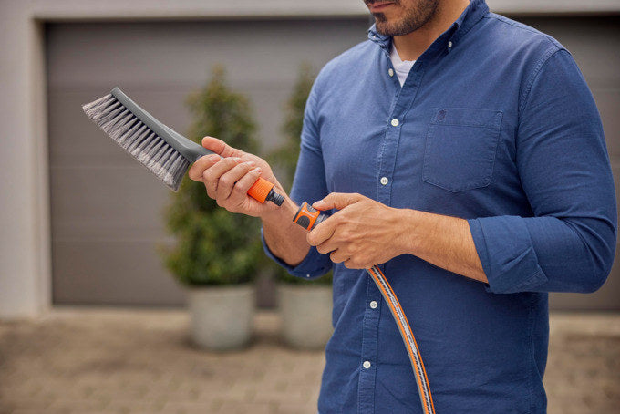 GARDENA Cleansystem Wasch-Set mit Handbürste S soft in Schwarz, Orange präsentiert im Onlineshop von KAQTU Design AG. Bewässerung ist von GARDENA