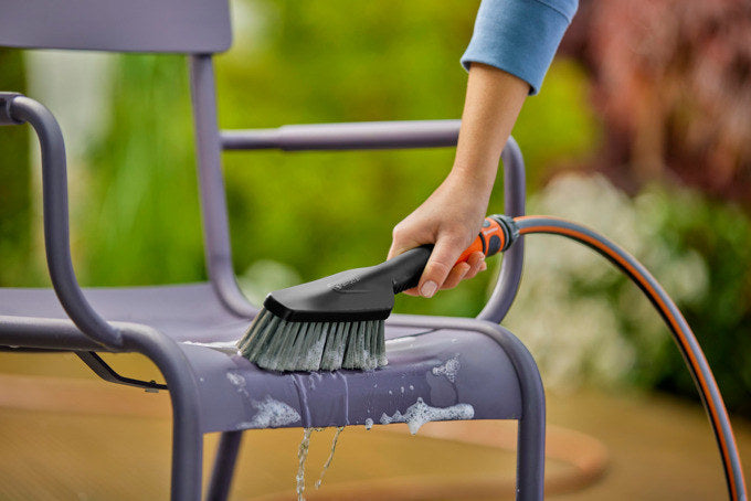 GARDENA Cleansystem Wasch-Set mit Handbürste S soft in Schwarz, Orange präsentiert im Onlineshop von KAQTU Design AG. Bewässerung ist von GARDENA