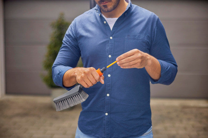 GARDENA Cleansystem Wasch-Set mit Handbürste M soft in Schwarz, Orange präsentiert im Onlineshop von KAQTU Design AG. Bewässerung ist von GARDENA
