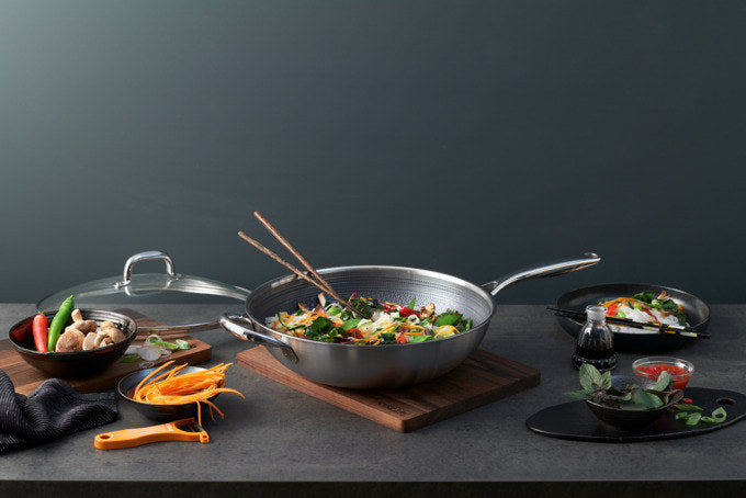KISAG Wokpfanne Kyoto mit Glasdeckel ø 32 cm in Silber präsentiert im Onlineshop von KAQTU Design AG. Wok Pfanne ist von KISAG