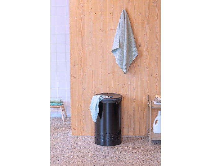 BRABANTIA Wäschebox mit Deckel matt black 60 l in Matt black, Schwarz präsentiert im Onlineshop von KAQTU Design AG. Wäschekorb ist von BRABANTIA