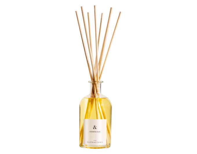THE OLPHACTORY Raumduft Cedar & Oud 250 ml in Transparent präsentiert im Onlineshop von KAQTU Design AG. Duftöl ist von THE OLPHACTORY