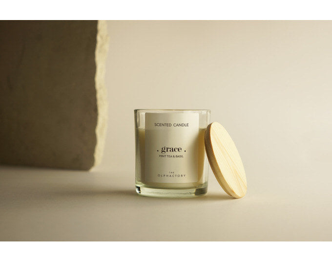 THE OLPHACTORY Duftkerze M Mint Tea & Basil 200 g 40 h in Braun präsentiert im Onlineshop von KAQTU Design AG. Duftkerze ist von THE OLPHACTORY
