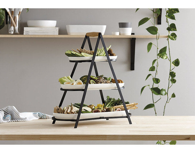 LADELLE Etagere Alto Serve & Share Porzellan 50.6x24.5x54.5 cm in Weiss, Schwarz, Natur, Braun präsentiert im Onlineshop von KAQTU Design AG. Tortenplatte ist von LADELLE