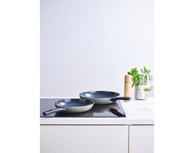 BRABANTIA Bratpfanne Indu+ Recycled ø 28 cm in Light grey, Grau präsentiert im Onlineshop von KAQTU Design AG. Bratpfanne ist von BRABANTIA