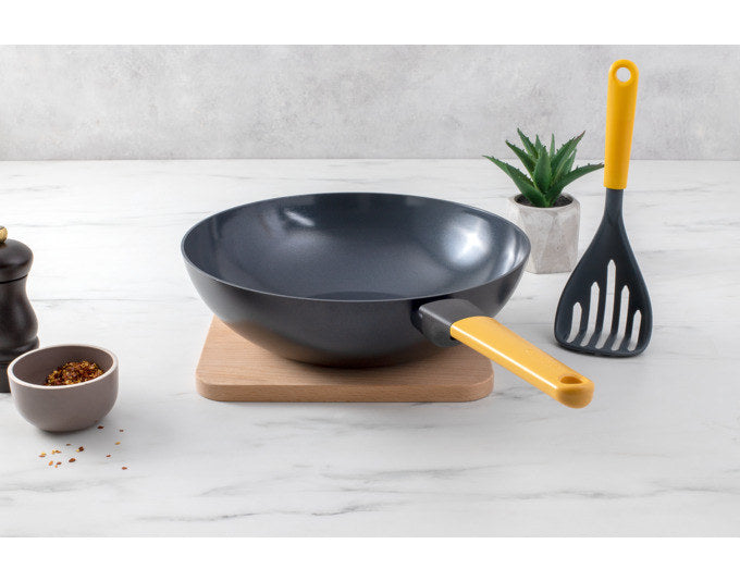 BRABANTIA Wok Tasty+ Recycled ø 30 cm in Schwarz, Honey yellow, Gelb präsentiert im Onlineshop von KAQTU Design AG. Wok Pfanne ist von BRABANTIA