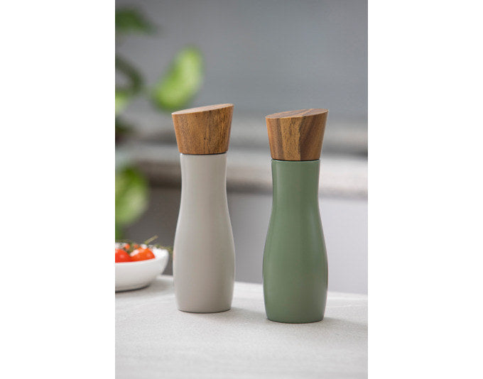 LADELLE Salz- und Pfeffermühle Essentials stone/salbei 19.5 cm in Stone, Grau, Salbei, Grün, Natur, Braun präsentiert im Onlineshop von KAQTU Design AG. Salz & Pfeffer ist von LADELLE