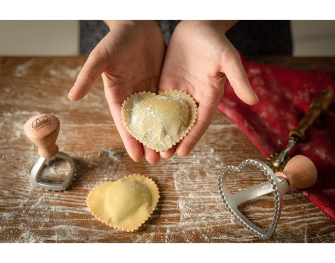 MARCATO Ravioli Stempel mit Holzgriff Herz 5 cm in Silber, Natur, Braun präsentiert im Onlineshop von KAQTU Design AG. Pasta ist von MARCATO