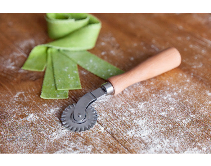 MARCATO Teigrädchen Pasta gezackt mit Holzgriff in  präsentiert im Onlineshop von KAQTU Design AG. Backutensilien ist von MARCATO