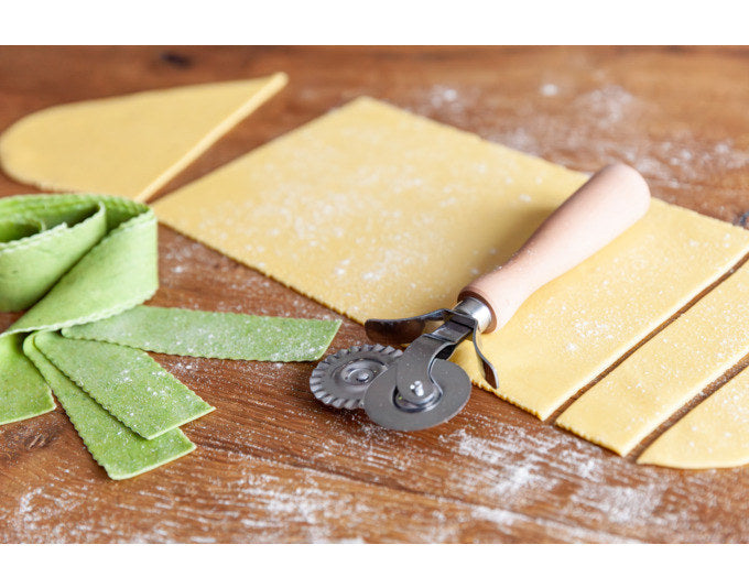 MARCATO Teigrädchen Pasta doppelt glatt/gezackt mit Holzgriff in  präsentiert im Onlineshop von KAQTU Design AG. Backutensilien ist von MARCATO