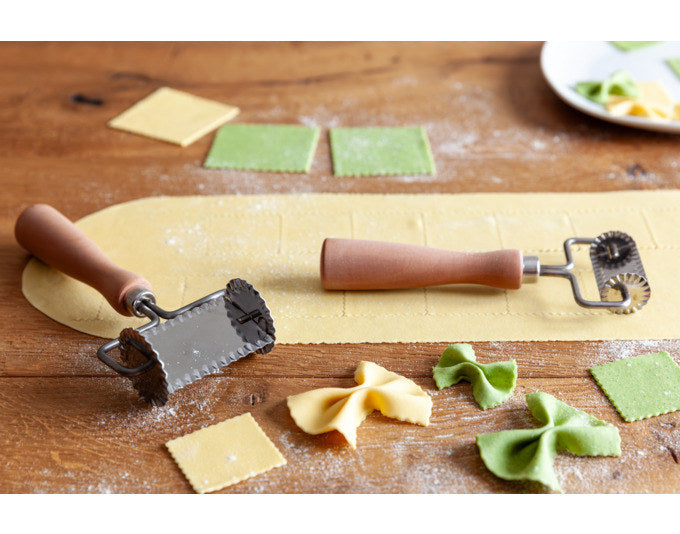 MARCATO Teigrädchen Pasta eckig gezackt mit Holzgriff 6 cm in  präsentiert im Onlineshop von KAQTU Design AG. Backutensilien ist von MARCATO