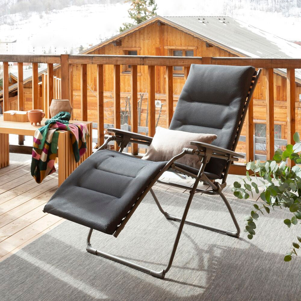 LAFUMA Relaxsessel Relax 1003 in Dark Grey mit Gestell in Titane, dreilagiger BeComfort-Polsterung und Armlehnen aus Kunstharz in Anthrazit, klappbare Form.