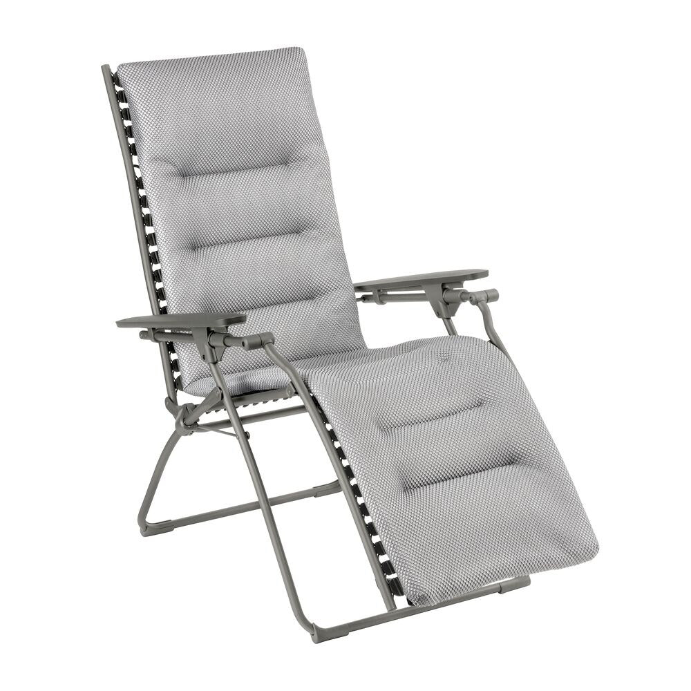 LAFUMA Relaxsessel Relax 1003 mit Stahlrohrgestell in Titane, dreilagiger BeComfort-Polsterung in Silver/Grau und Armlehnen aus Kunstharz in Anthrazit.