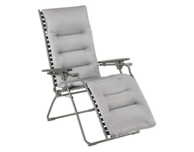 LAFUMA Relaxsessel Relax 1003 mit Stahlrohrgestell in Titane, dreilagiger BeComfort-Polsterung in Silver/Grau und Armlehnen aus Kunstharz in Anthrazit.