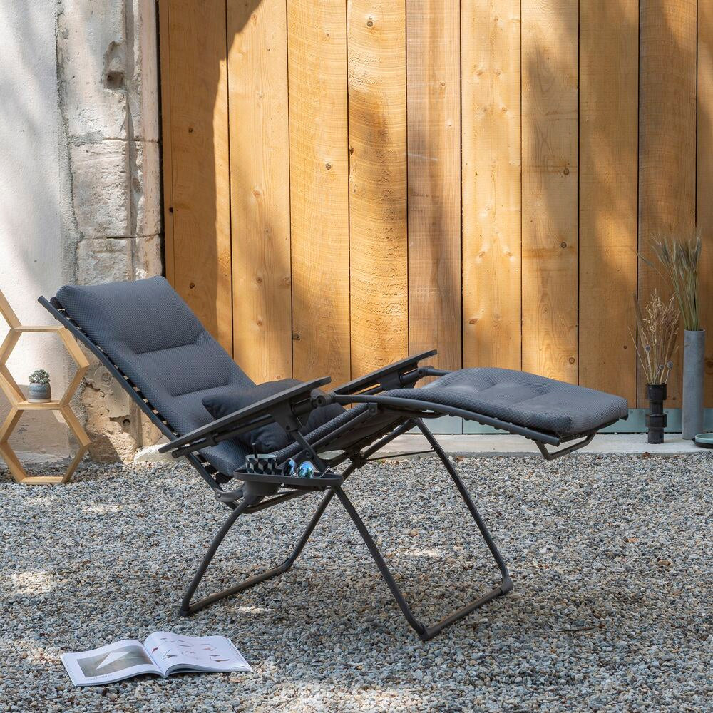 LAFUMA Relaxsessel Relax 1003 mit Stahlrohrgestell in Titane, dreilagiger BeComfort-Polsterung in Silver/Grau und Armlehnen aus Kunstharz in Anthrazit.