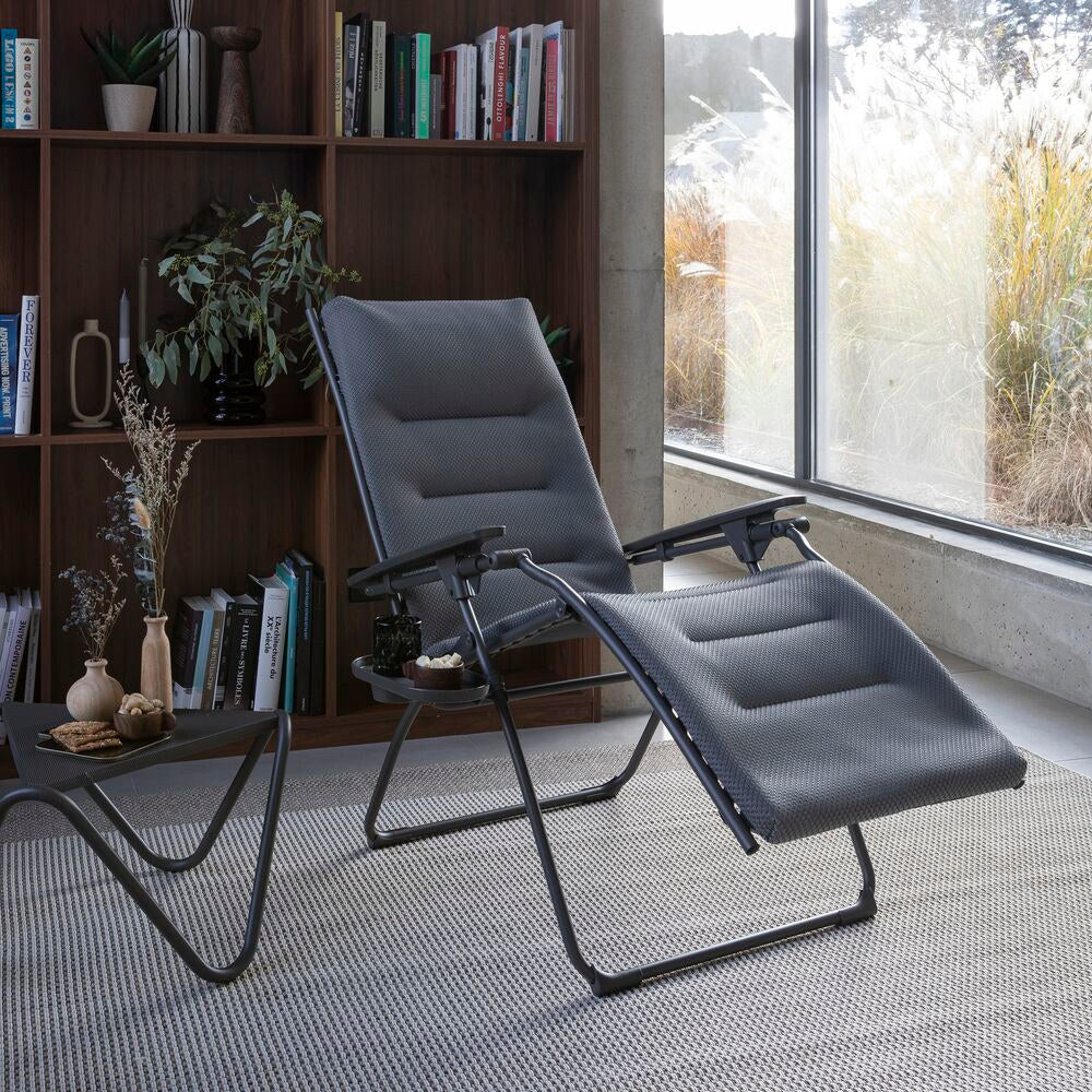 LAFUMA Relaxsessel Relax 1003 mit Stahlrohrgestell in Titane, dreilagiger BeComfort-Polsterung in Silver/Grau und Armlehnen aus Kunstharz in Anthrazit.