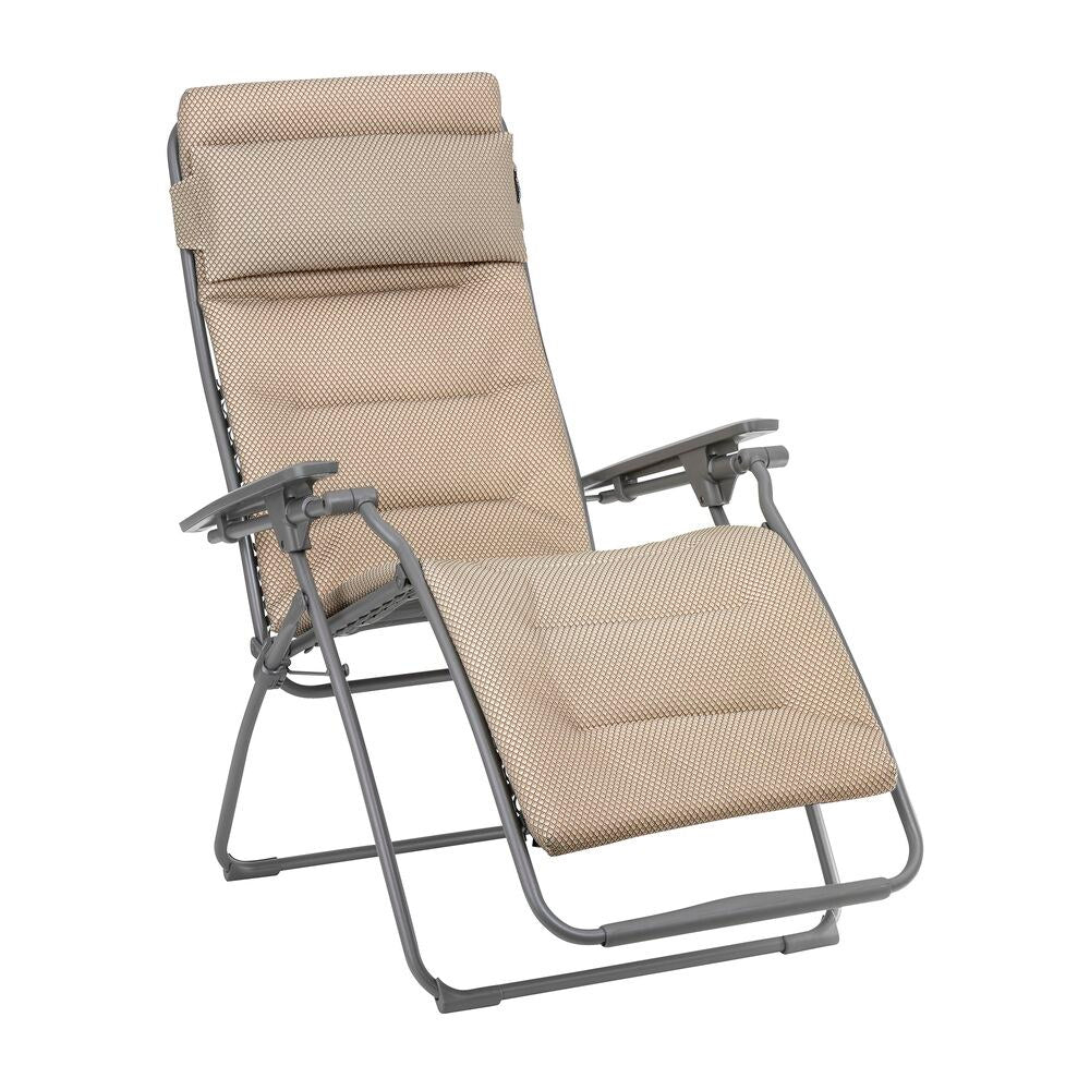 LAFUMA Relaxsessel Relax 803 in Moka mit Gestell aus Stahlrohr in Titane, dreilagiger BeComfort-Polsterung und Armlehnen aus Kunstharz in Anthrazit.