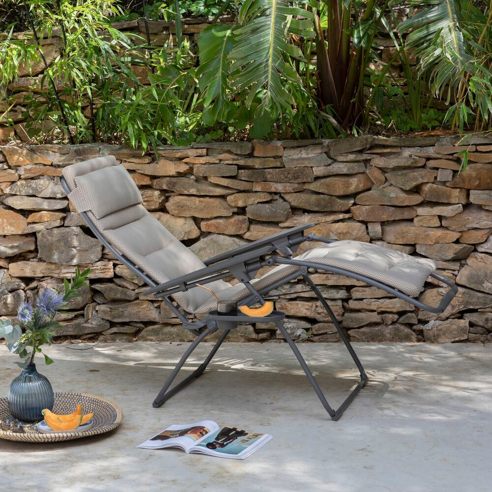 LAFUMA Relaxsessel Relax 803 in Moka mit Gestell aus Stahlrohr in Titane, dreilagiger BeComfort-Polsterung und Armlehnen aus Kunstharz in Anthrazit.