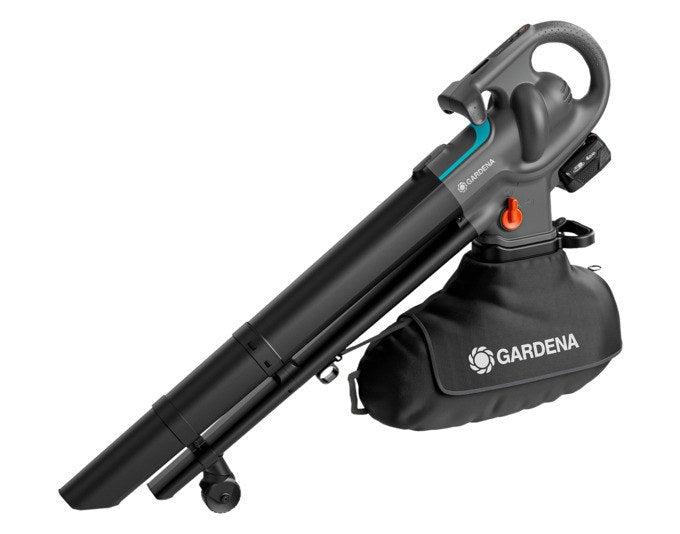 Schwarzer GARDENA Akku-Gebläse-Sauger PowerJetCollect P4A mit Metallrotor, 360-Grad-Rad und ergonomischem Griff auf weissem Hintergrund
