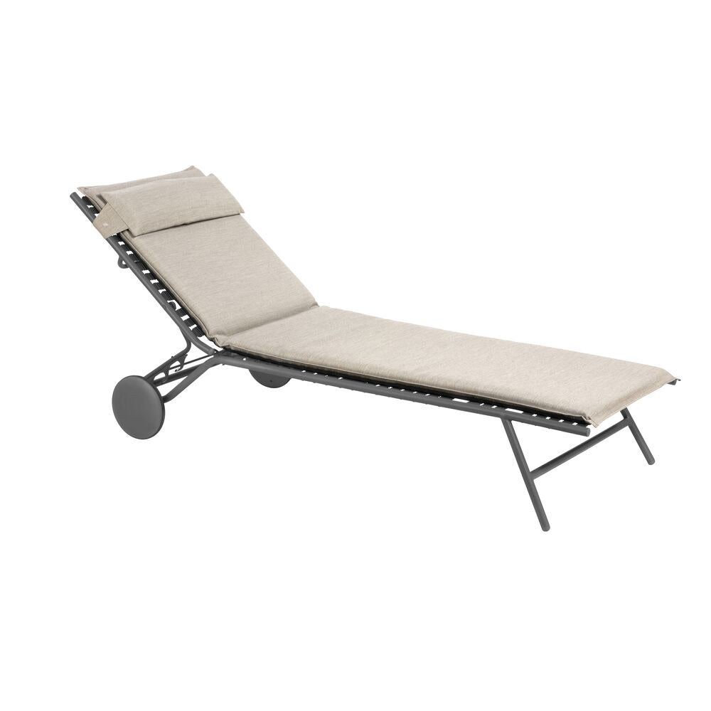 LAFUMA Liege Bayanne II Hedona latte in Latte, Weiss präsentiert im Onlineshop von KAQTU Design AG. Liegestuhl ist von LAFUMA