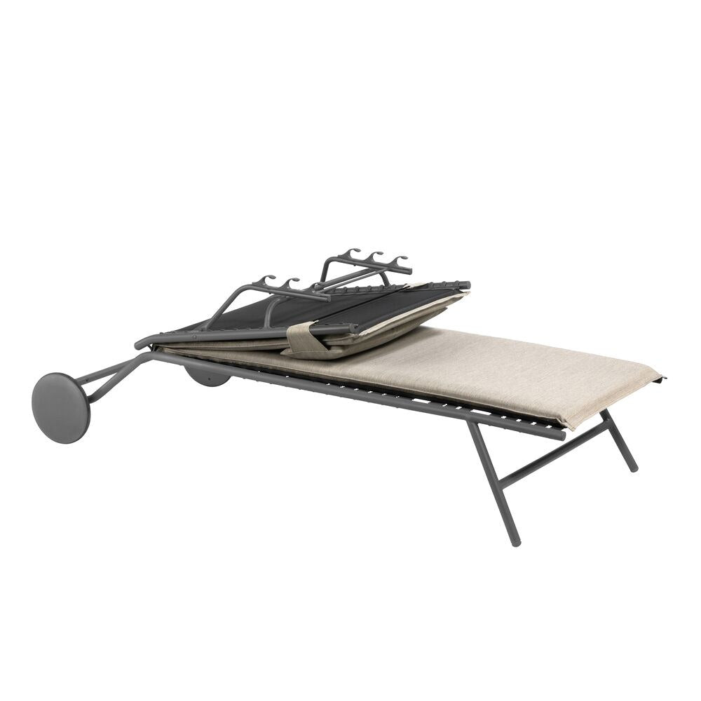 LAFUMA Liege Bayanne II Hedona latte in Latte, Weiss präsentiert im Onlineshop von KAQTU Design AG. Liegestuhl ist von LAFUMA