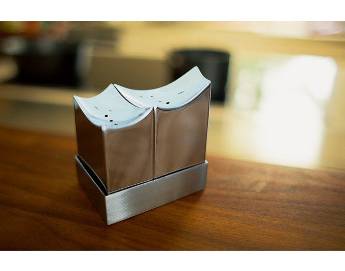 PHILIPPI Salz- und Pfefferstreuerset Elbphilharmonie Inox 3tlg. in Edelstahl, Silber präsentiert im Onlineshop von KAQTU Design AG. Streuer ist von PHILIPPI