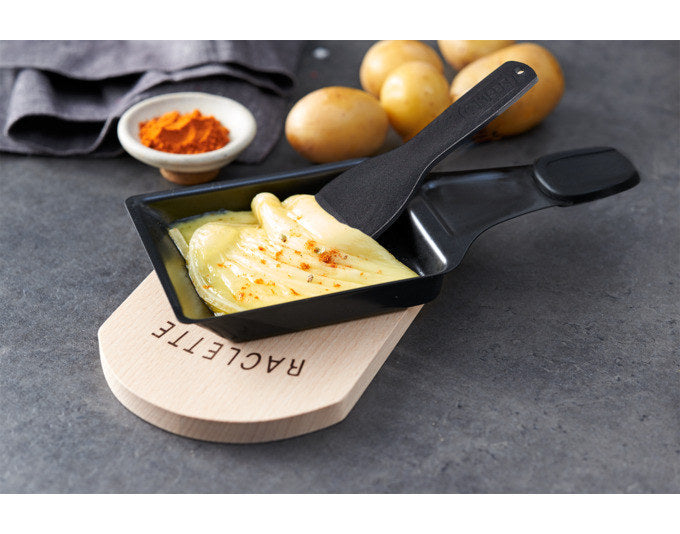 KISAG Raclette Pfännchen mit Kunststoff-Spachtel in Schwarz präsentiert im Onlineshop von KAQTU Design AG. Raclette ist von KISAG