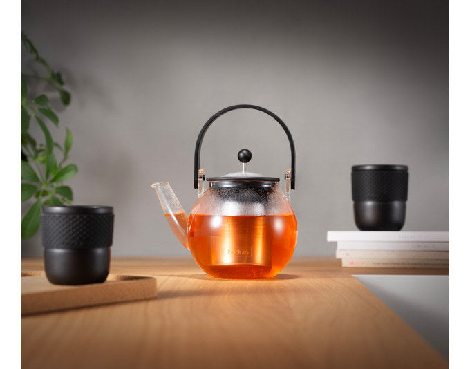 BODUM Teekanne Assam Henkel schwarz 1 l in Transparent präsentiert im Onlineshop von KAQTU Design AG. Teekrüge ist von BODUM
