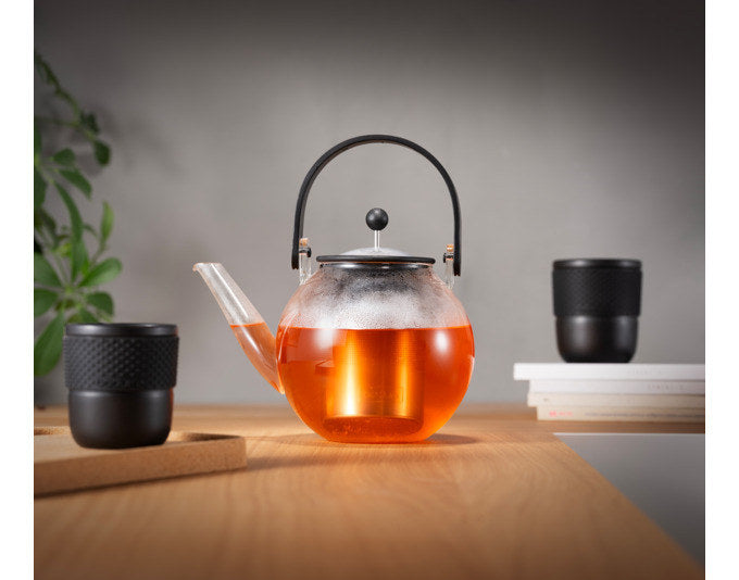 BODUM Teekanne Assam Henkel schwarz 1.5 l in Transparent präsentiert im Onlineshop von KAQTU Design AG. Teekrüge ist von BODUM