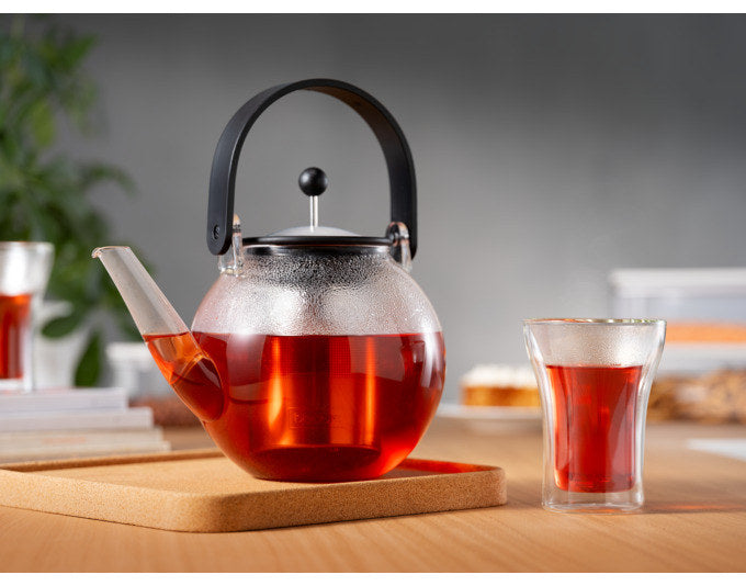 BODUM Teekanne Assam Henkel schwarz 1.5 l in Transparent präsentiert im Onlineshop von KAQTU Design AG. Teekrüge ist von BODUM