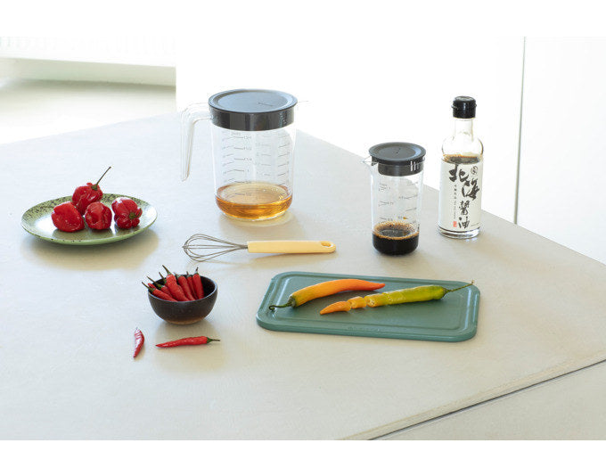BRABANTIA Messbecher-Set Tasty+ mit Deckel 250 ml/1 l in Transparent, Dark grey, Grau präsentiert im Onlineshop von KAQTU Design AG. Messbecher ist von BRABANTIA