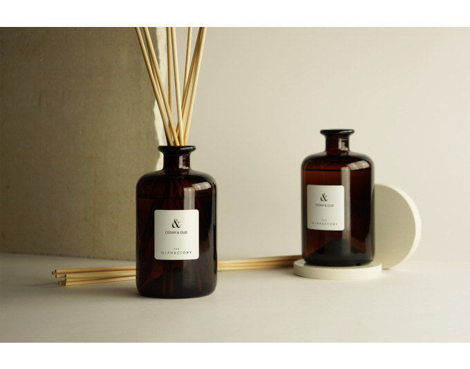 THE OLPHACTORY Raumduft Cedar & Oud 500 ml in Transparent präsentiert im Onlineshop von KAQTU Design AG. Duftöl ist von THE OLPHACTORY