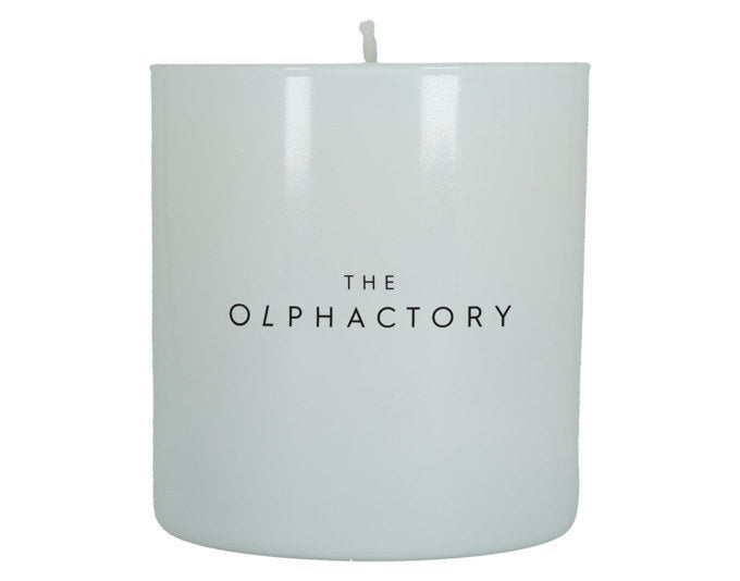 THE OLPHACTORY Duftkerze L White Insignia Philippa 1990 310g 60h in Weiss präsentiert im Onlineshop von KAQTU Design AG. Duftkerze ist von THE OLPHACTORY