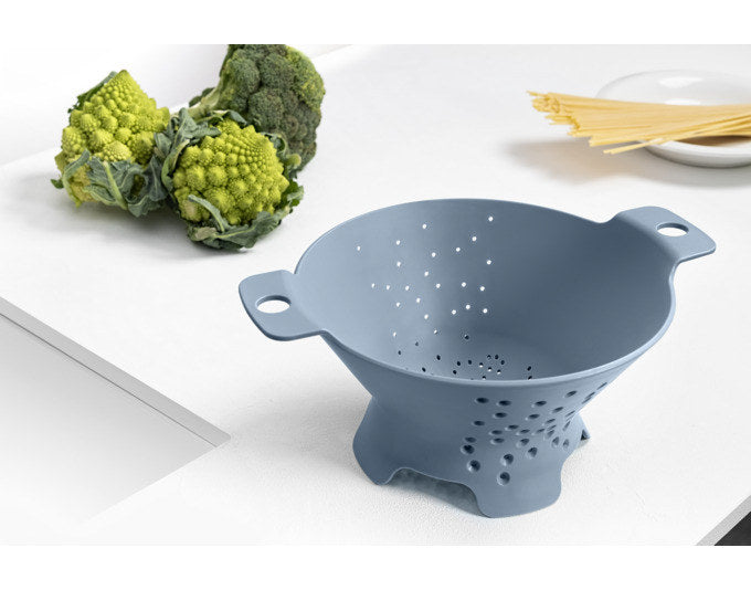 BLIM PLUS Abtropfsieb Cosmo Gr. M ø 30 cm blau in Blau präsentiert im Onlineshop von KAQTU Design AG. Salatzubehör ist von BLIMPLUS