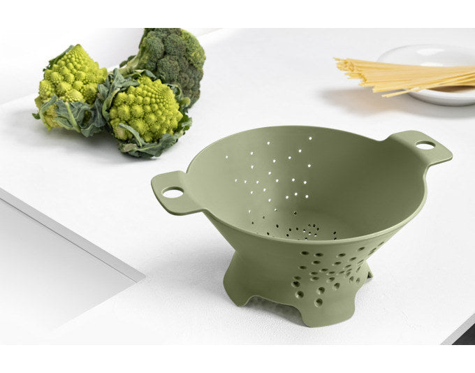 BLIM PLUS Abtropfsieb Cosmo Gr. M ø 30 cm grün in Grün präsentiert im Onlineshop von KAQTU Design AG. Salatzubehör ist von BLIMPLUS